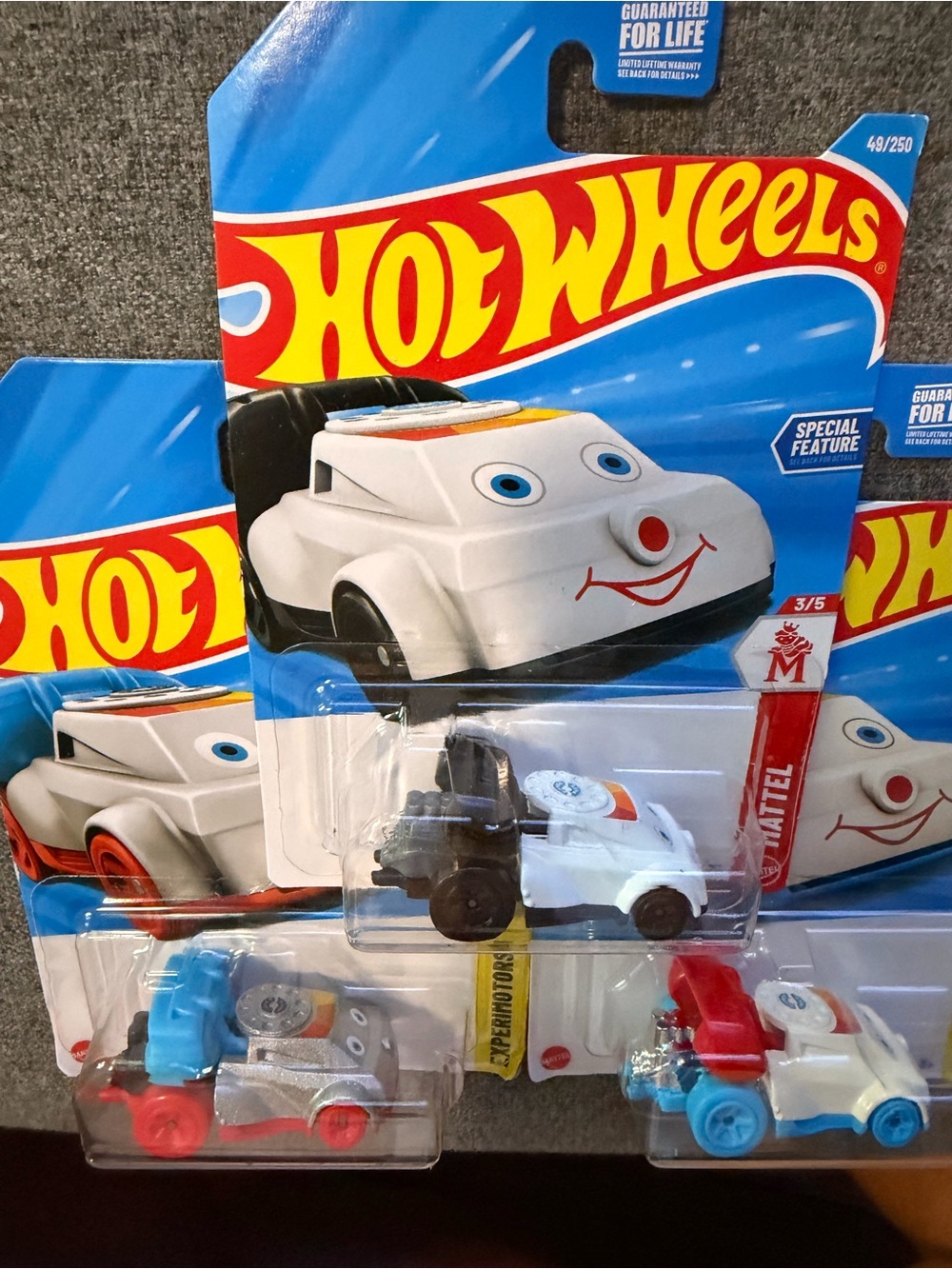 Hot Wheels Set of 3 Quick Chat White Toy Car with Blue & Red Wheel Options - Picture 3 of 4